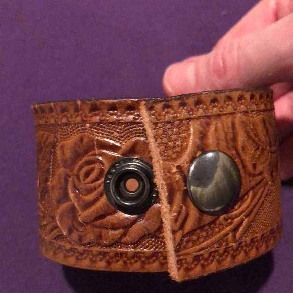 2 Cuff bracelets - Picture 5 of 6